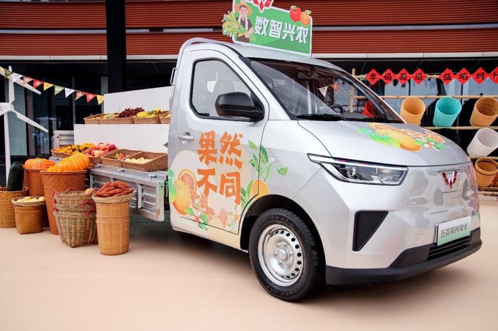 荣光EV亮相引领五菱红标迈入“全面新能源时代” 荣光EV亮相引领五菱红标迈入“全面新能源时代”