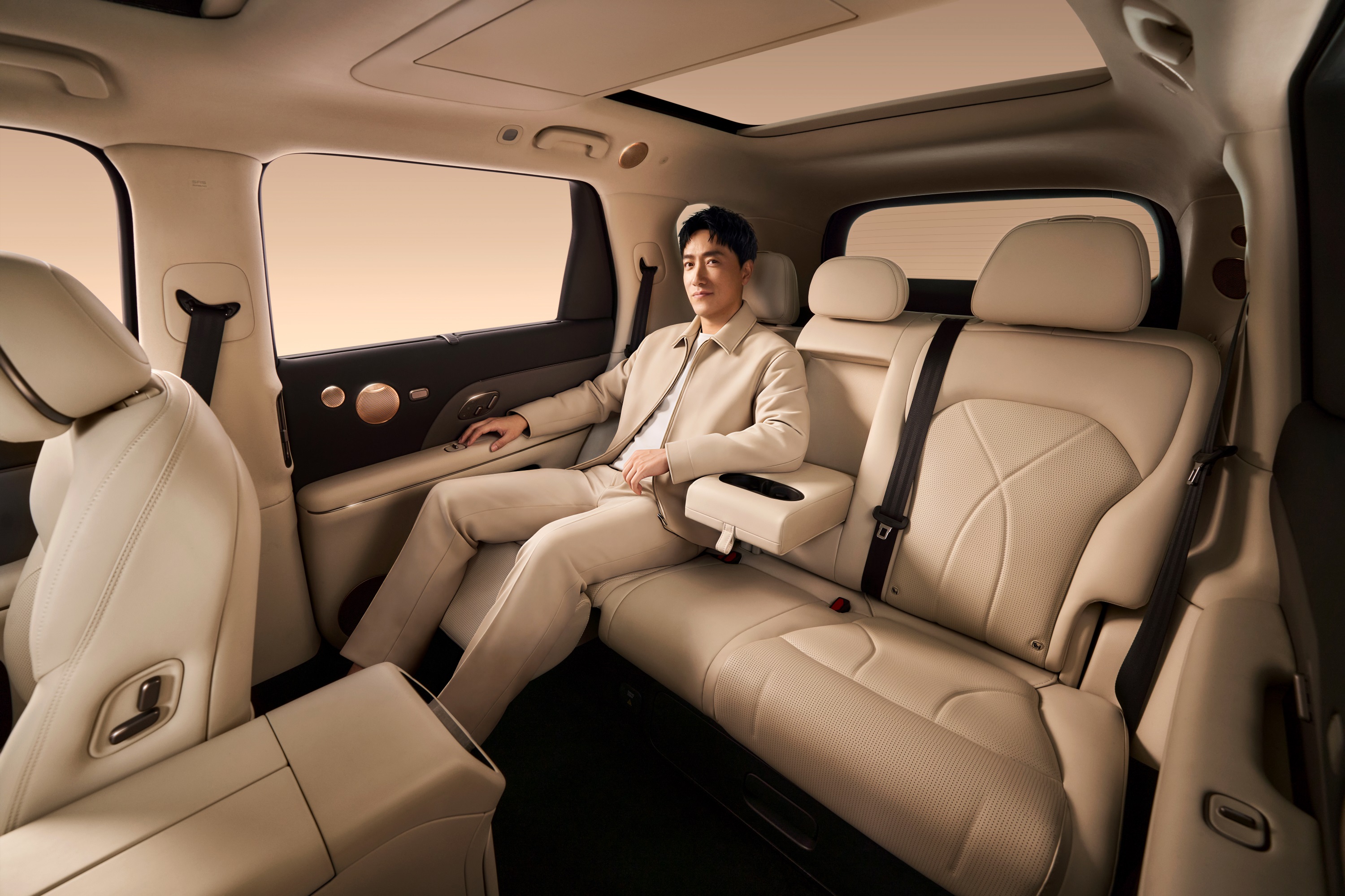 智己LS8以 “25 万级旗舰大满配” 重新定义家用旗舰SUV