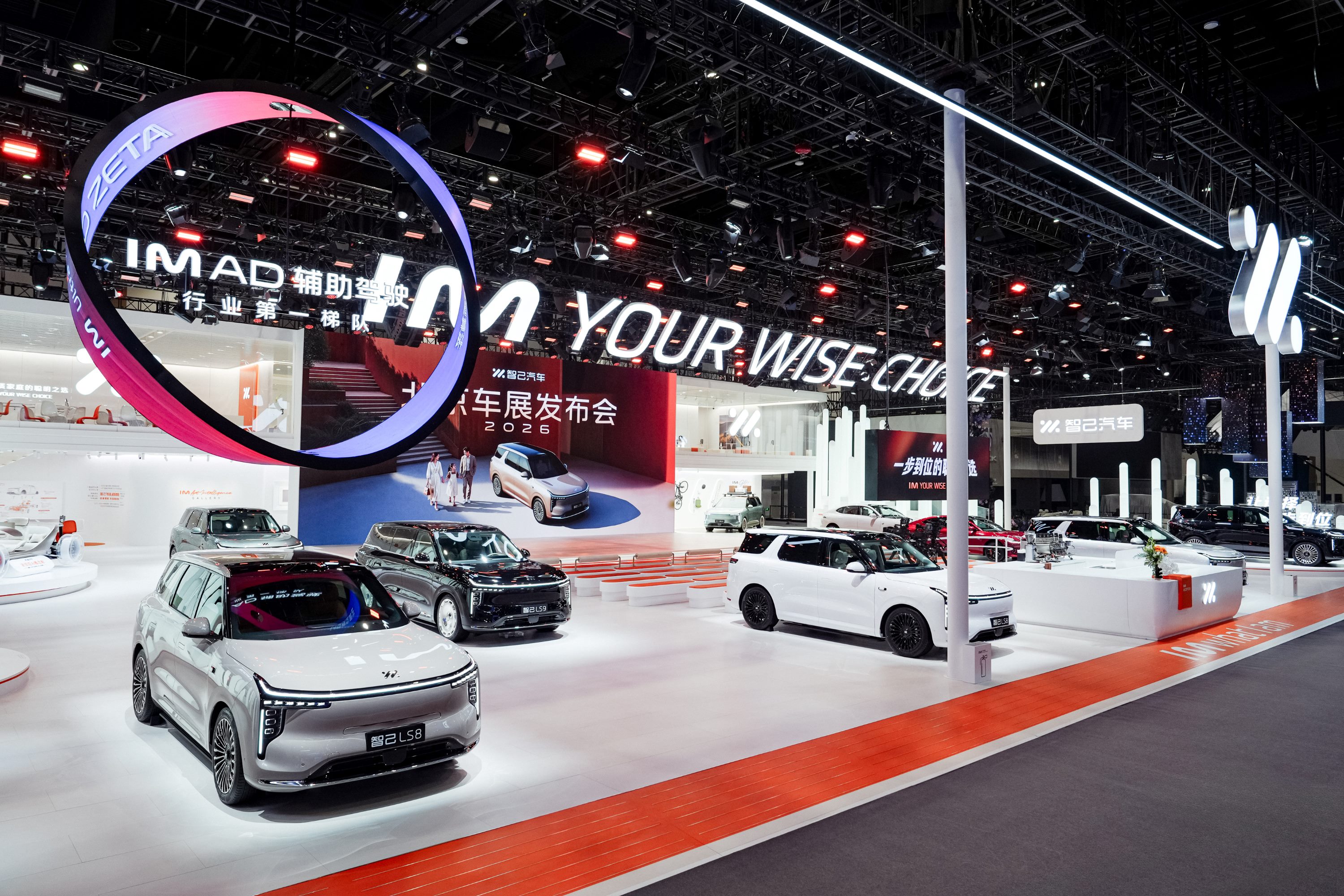 智己LS8以 “25 万级旗舰大满配” 重新定义家用旗舰SUV