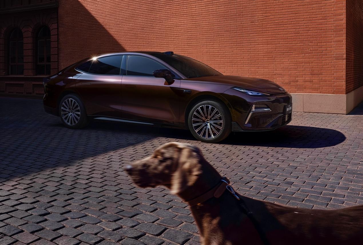 12.58万起!吉利银河星耀8远航家加新上市 重塑13万级电混标杆 12.58万起!吉利银河星耀8远航家加新上市 重塑13万级电混标杆